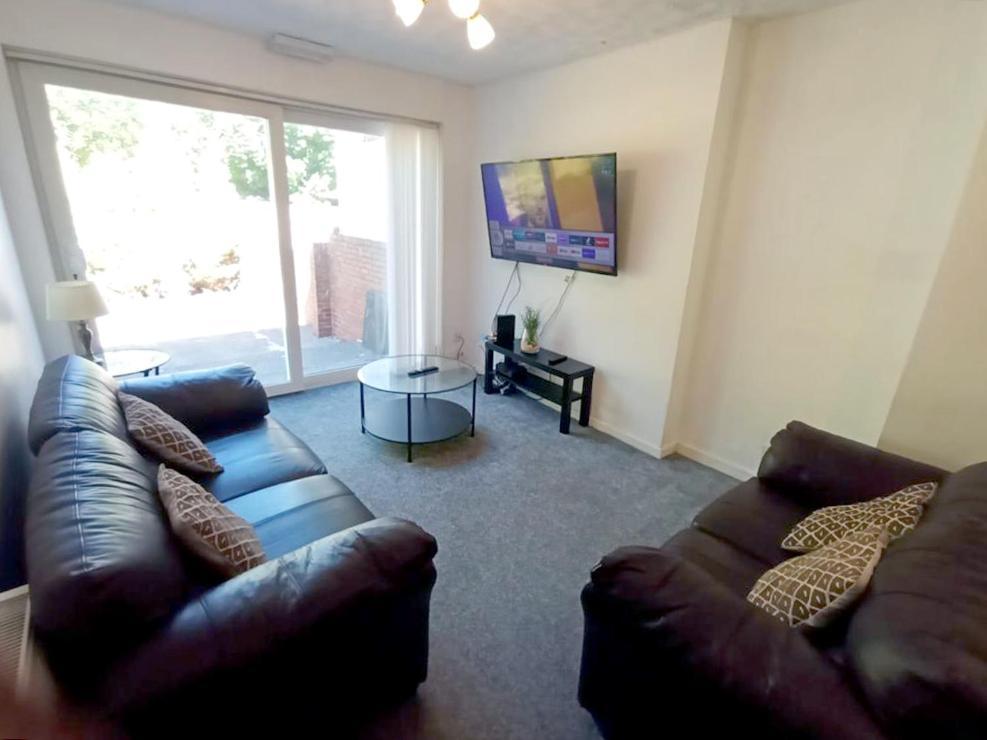 Cozy 4 Bedroom House In Smethwick With 4 Bathrooms Perfect For Contractors And Families Birmingham Bagian luar foto