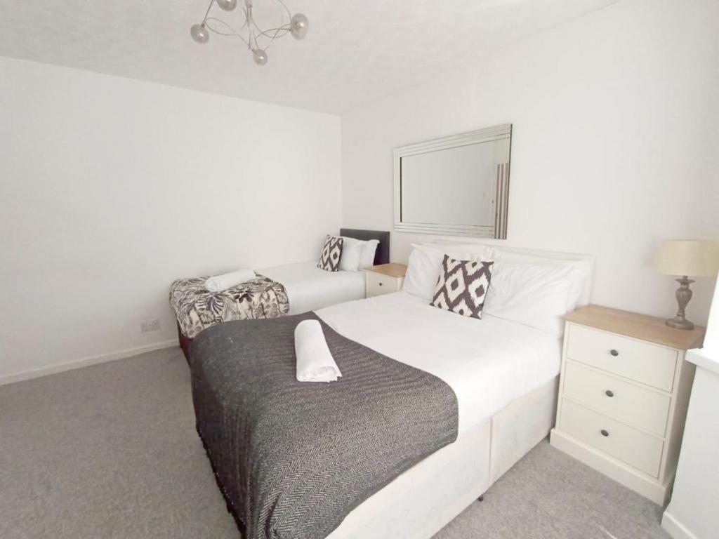 Cozy 4 Bedroom House In Smethwick With 4 Bathrooms Perfect For Contractors And Families Birmingham Bagian luar foto