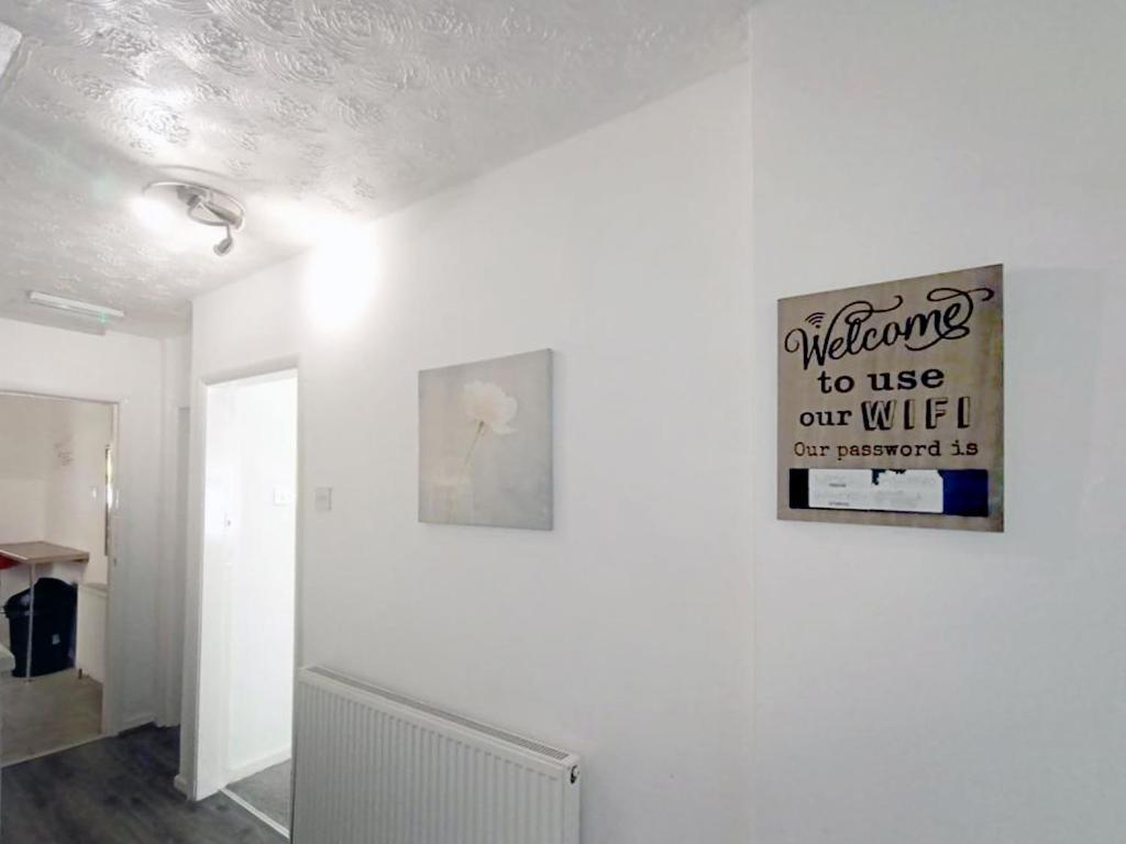 Cozy 4 Bedroom House In Smethwick With 4 Bathrooms Perfect For Contractors And Families Birmingham Bagian luar foto