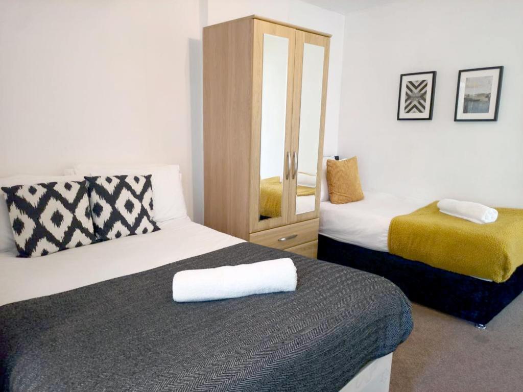 Cozy 4 Bedroom House In Smethwick With 4 Bathrooms Perfect For Contractors And Families Birmingham Bagian luar foto