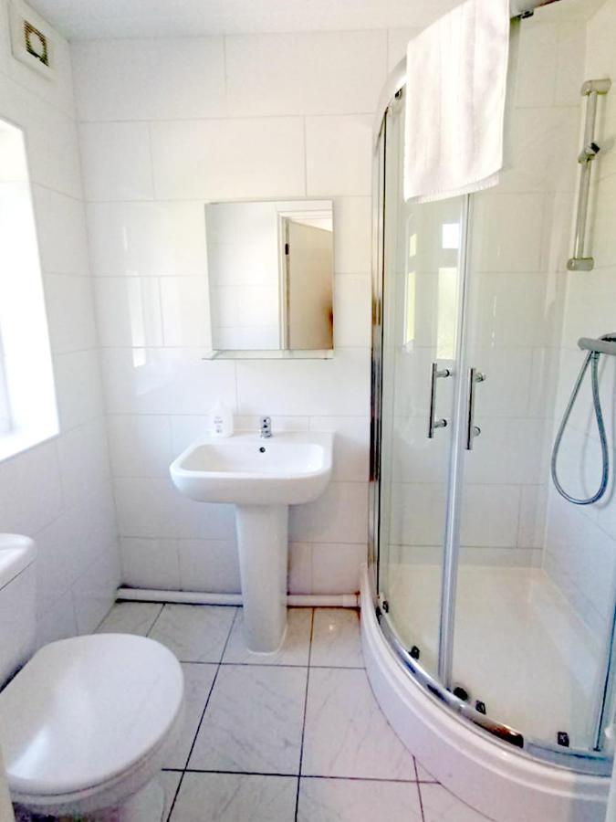 Cozy 4 Bedroom House In Smethwick With 4 Bathrooms Perfect For Contractors And Families Birmingham Bagian luar foto