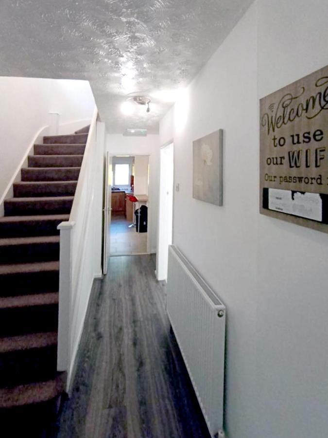 Cozy 4 Bedroom House In Smethwick With 4 Bathrooms Perfect For Contractors And Families Birmingham Bagian luar foto
