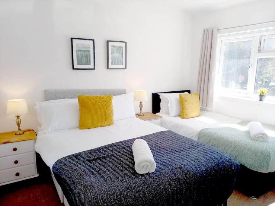 Cozy 4 Bedroom House In Smethwick With 4 Bathrooms Perfect For Contractors And Families Birmingham Bagian luar foto